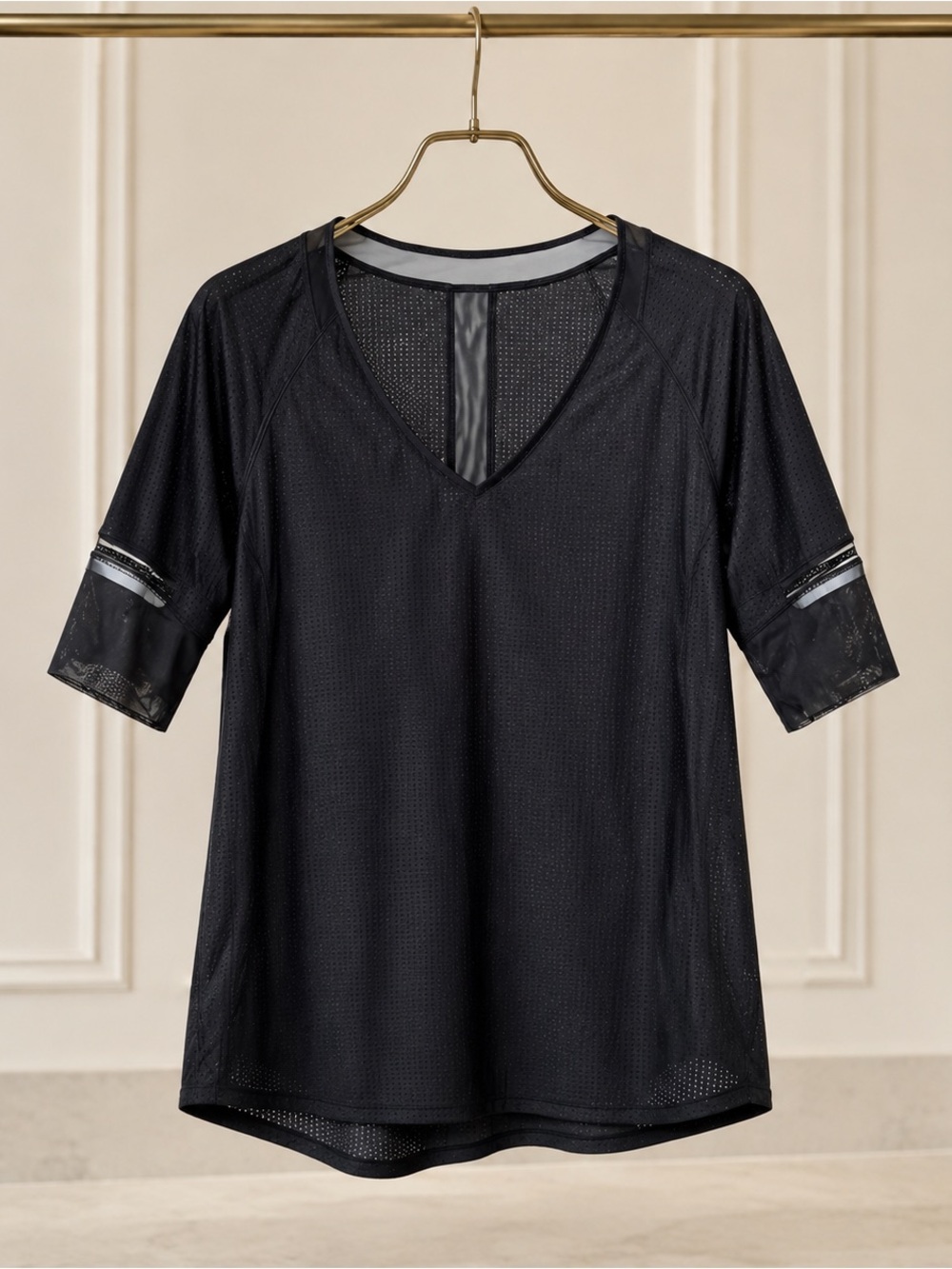 lululemon Black Perforated Mesh V-Neck Athletic Top Size 8